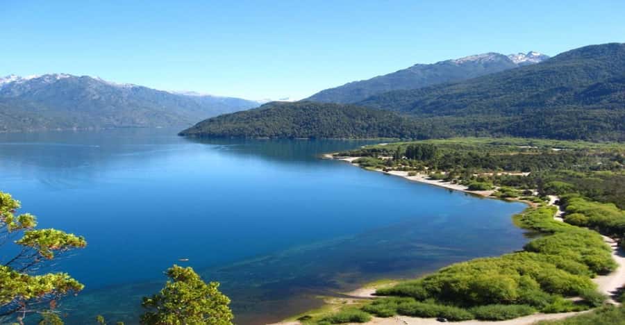 Bariloche: Full-Day El Bolsón and Puelo Lake Tour - Arriving in El Bolsón beneath Cerro Piltriquitron