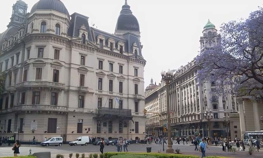 Buenos Aires : Highlights Walking Tour With A Guide - Plaza de Mayo sets the political stage