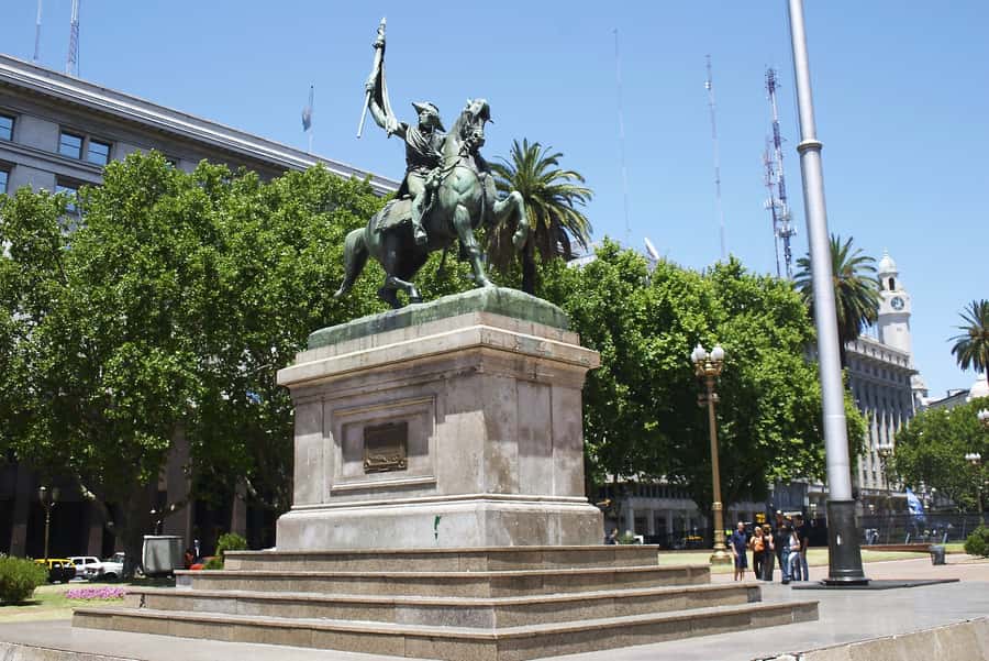 Buenos Aires: Historic District Private Guided Walking Tour - Plaza de Mayo and the founding of Buenos Aires