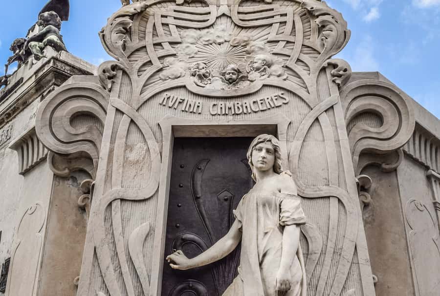 Buenos Aires: La Recoleta Cemetery Guided Tour in English - The first 110 minutes: a moving lesson in Buenos Aires