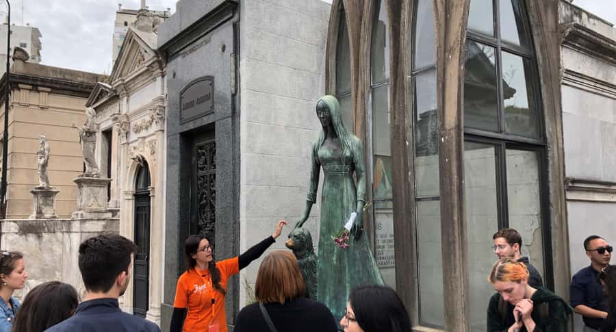 Buenos Aires: La Recoleta Cemetery Guided Tour in English - The guides make the biggest difference