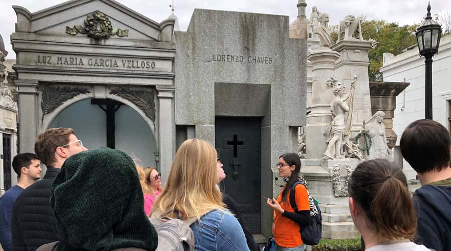 Buenos Aires: La Recoleta Cemetery Guided Tour in English - Meeting the orange-shirted guide at Junín 1760