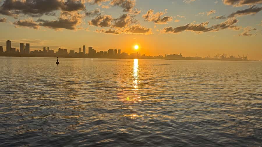 Buenos Aires: Puerto Madero Sunset Cruise with Open Bar - Seasonal departure times and sunset planning