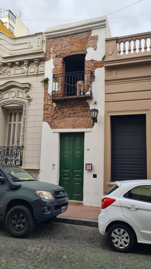 Buenos Aires: San Telmo, History, Bars, and Tango! - A narrow house, former prison, and catacomb entrance