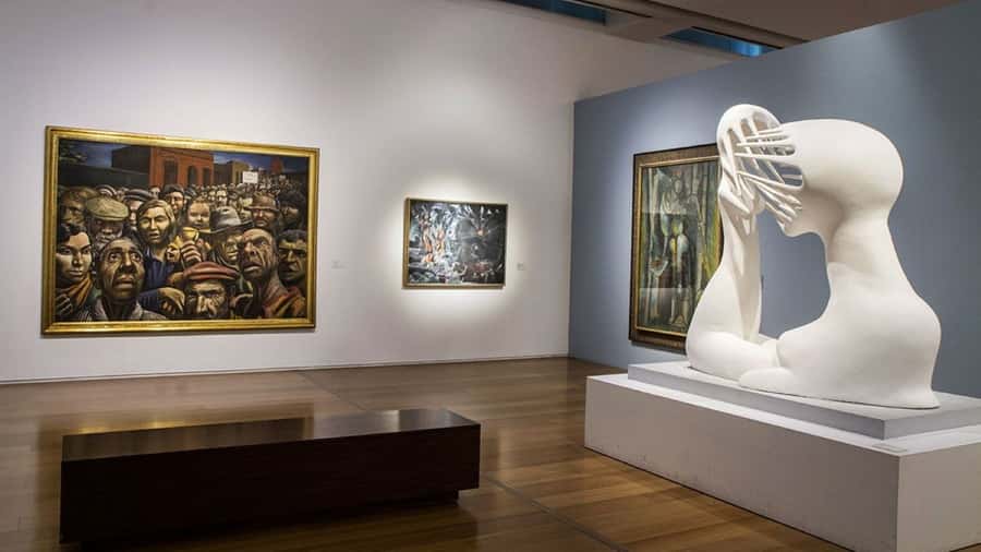 Buenos Aires: Walking City Tour with Colón Theater & Museums - The guide and group experience