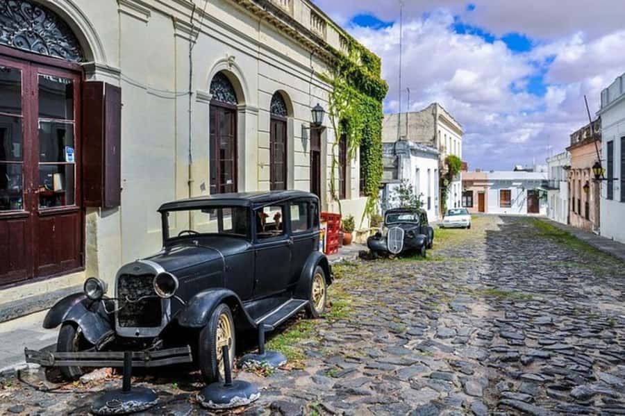 Colonia del Sacramento: Small-Group Day Trip - Beginning the Old Town walk