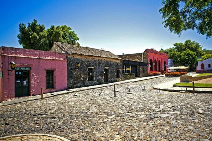 Colonia del Sacramento: Small-Group Day Trip - Plaza Mayor, the city gate, and old defenses