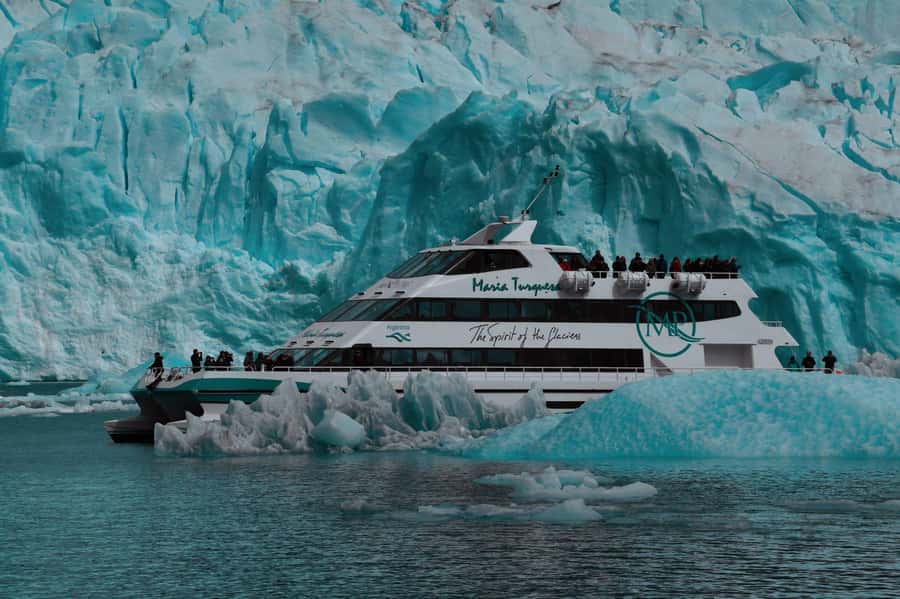 El Calafate: Gourmet Navigation Upsala & Spegazzini Glaciers - A short walk at Las Vacas Bay