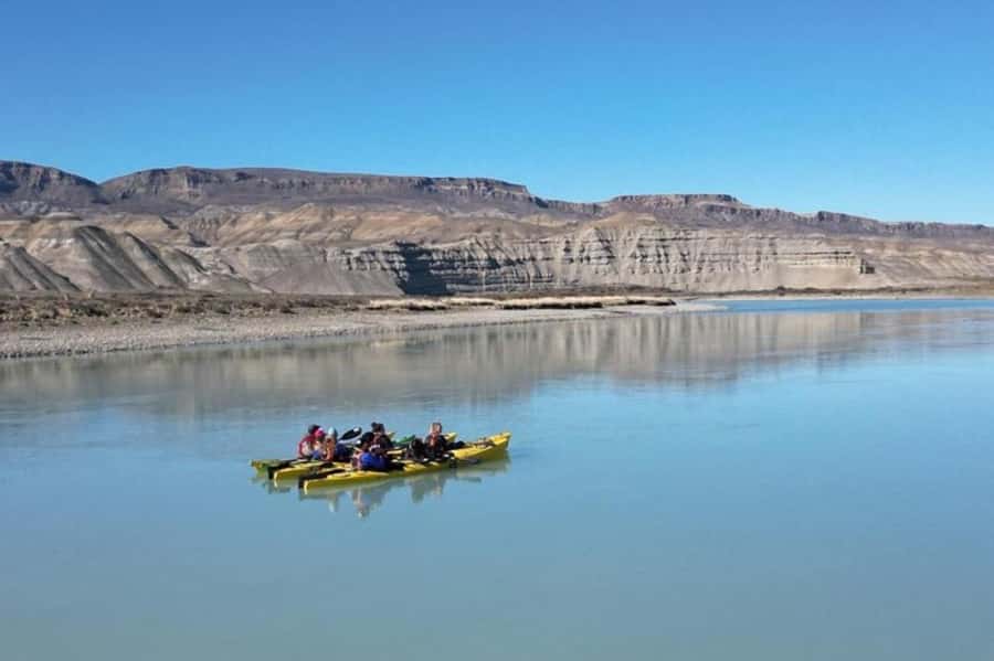 El Calafate: Kayak and Hike La Leona River Tour - Arriving at the river and getting ready