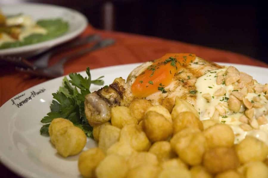 Esquina Homero Manzi Dinner and Tango Show - The atmosphere: polished show, local roots