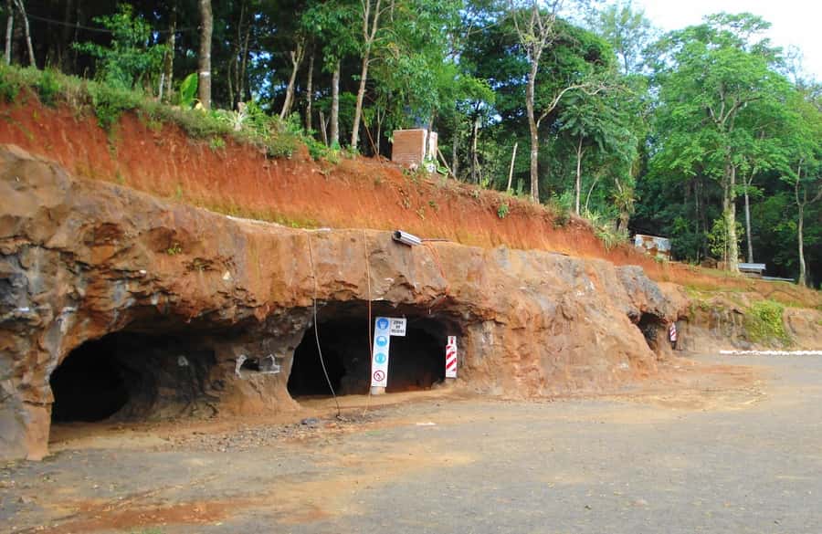 From Puerto Iguazu: San Ignacio Ruins and Wanda Mines Tour - Wanda Mines turns the second stop underground