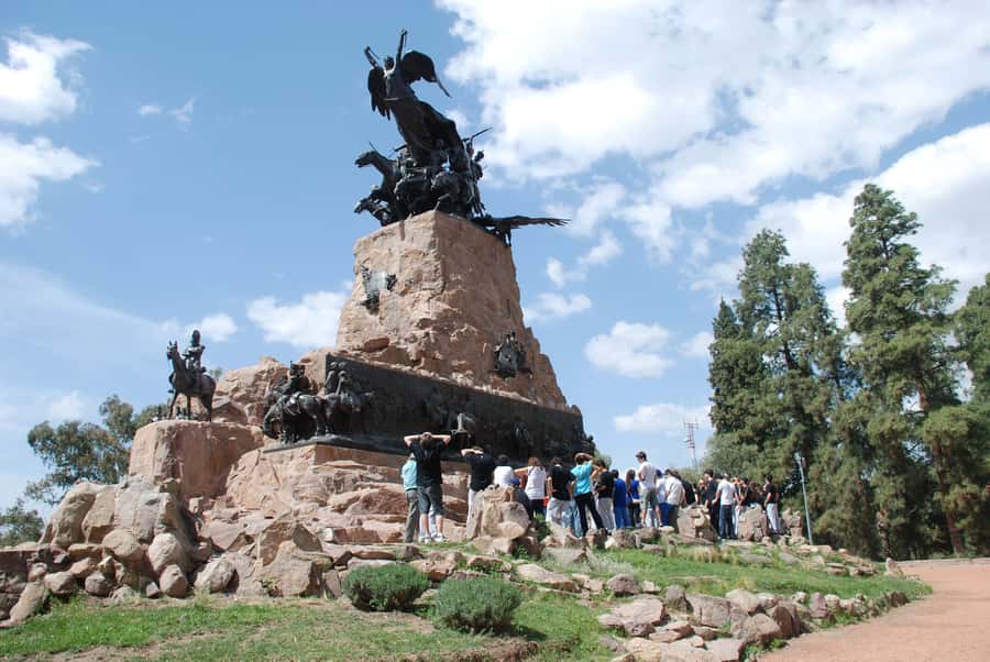 Mendoza: City tour with visit to General San Martin Park - Cerro de la Gloria and the San Martín monument