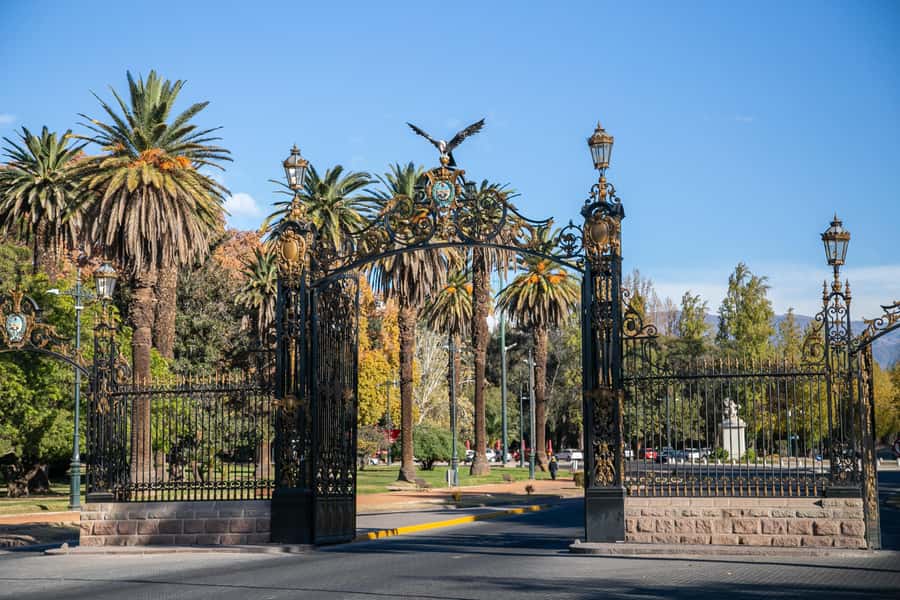 Mendoza: Half-Day Sightseeing Tour - What the Spanish guide adds