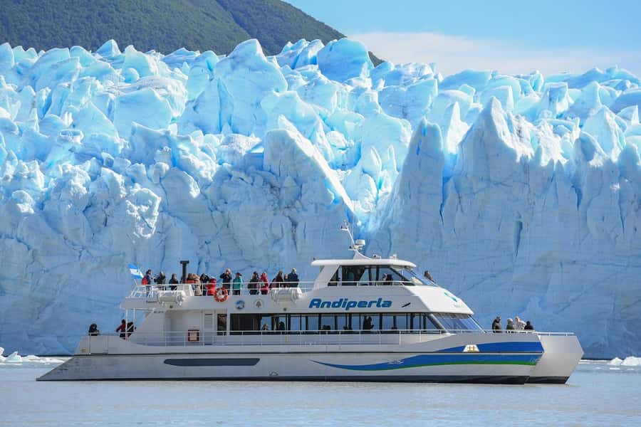 Nautical Safari: Navigate and feel the energy of the Perito Moreno Glacier. - Key points at a glance