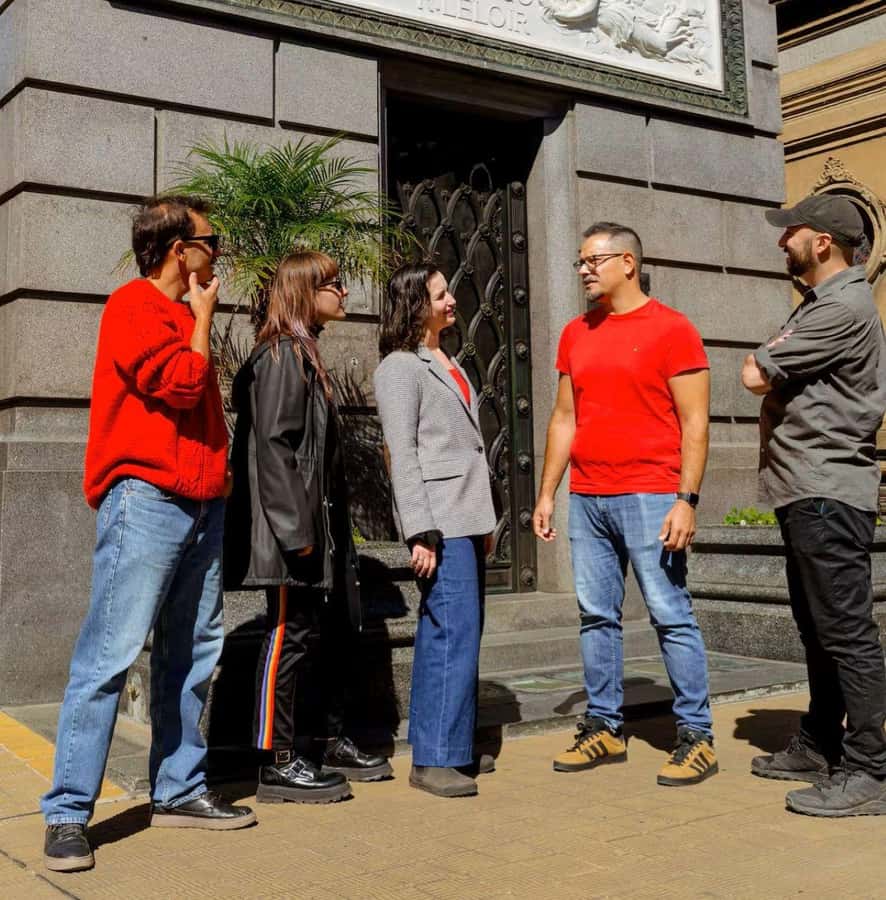 Recoleta & Cemetery for curious people - Guides who make the discussion matter