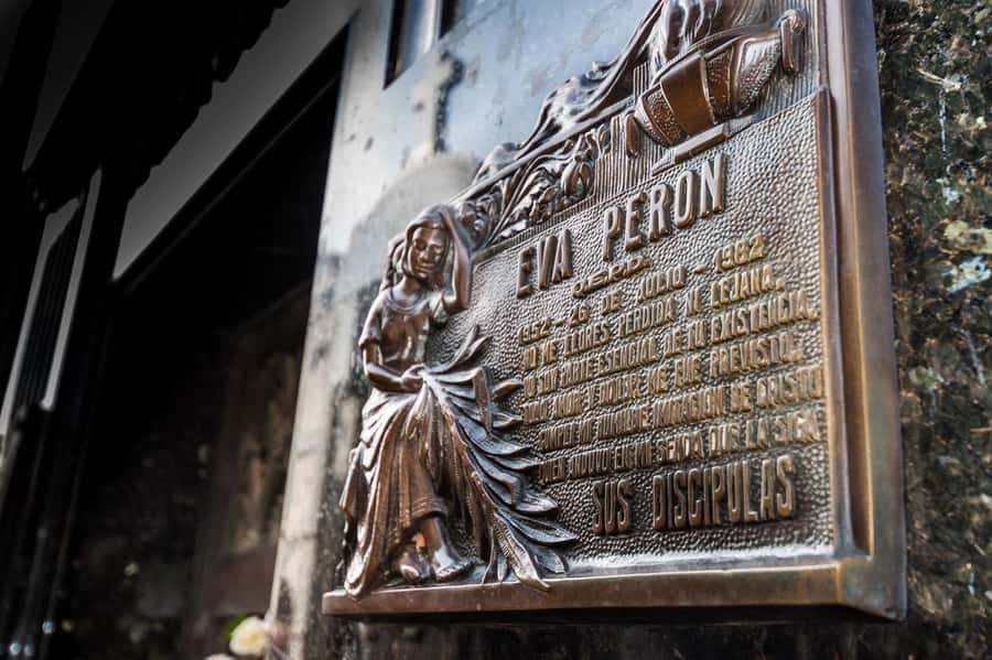Recoleta & Cemetery for curious people - Reading the Edificio Kavanagh