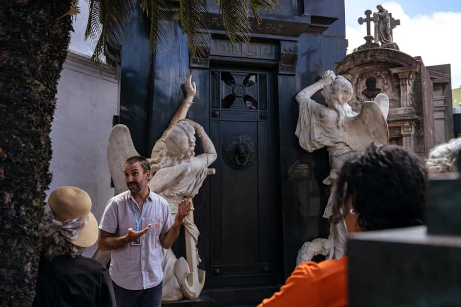 Recoleta Cemetery - Small Group Tour of History & Secrets - Why Recoleta Cemetery works best with a guide