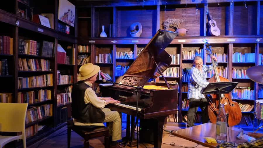 Recoleta Walking Tour and Live Jazz Show - Plaza Francia and the first taste of Recoleta