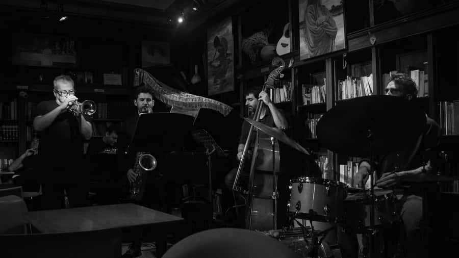 Recoleta Walking Tour and Live Jazz Show - Avenida 9 de Julio and the shift downtown