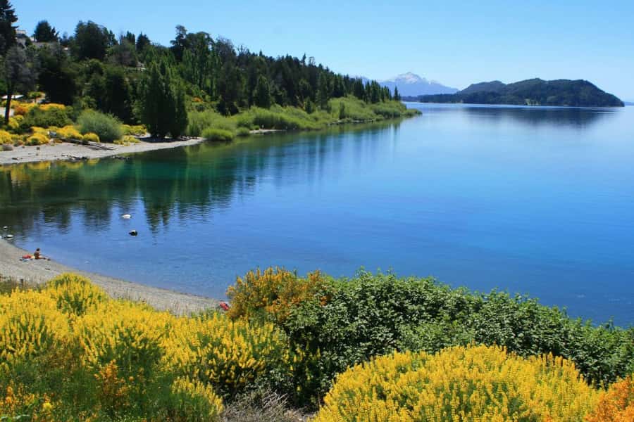 San Martín de los Andes por 7 Lagos - Villa La Angostura gives the day a town stop