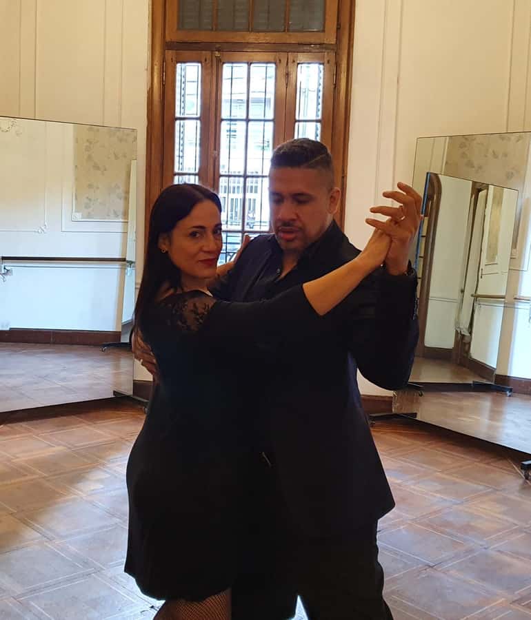 Tango Lesson in Buenos Aires with professional dancers - Learning the tango walk and first basic steps