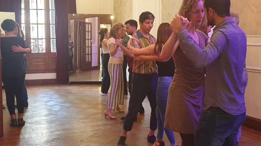 Tango Lesson in Buenos Aires with professional dancers - Watching a professional tango exhibition