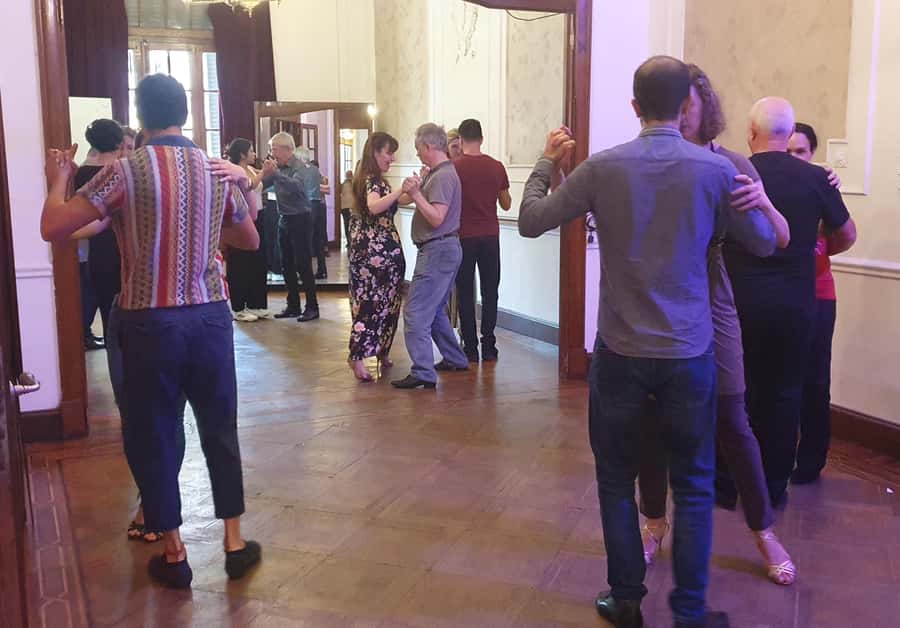 Tango Lesson in Buenos Aires with professional dancers - A beginner-friendly lesson with real limits