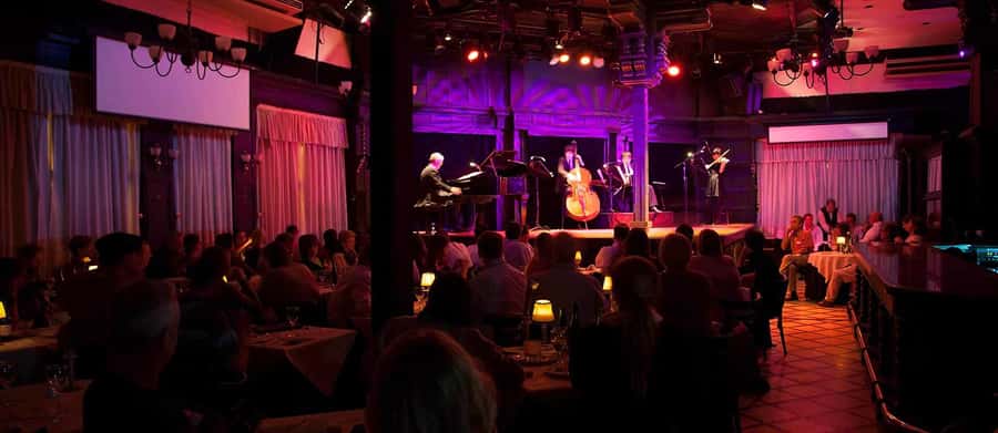 Tango Show at El Querandi with optional Dinner - Entering El Querandi in San Telmo