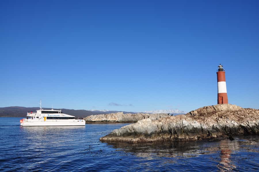 Ushuaia: Penguin Watching Tour by Catamaran - Les Eclaireurs Lighthouse and the Monte Cervantes story